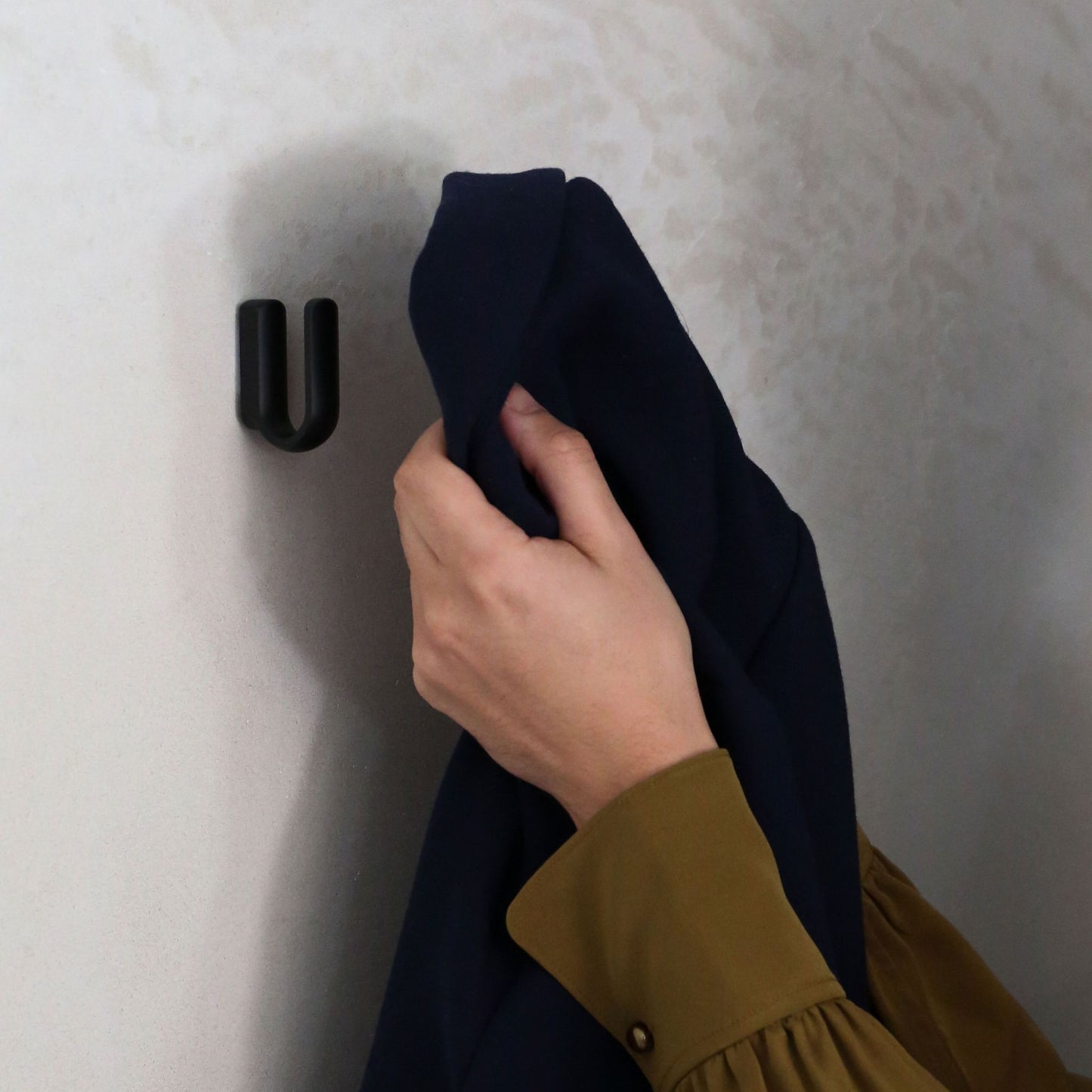 DIMM: U snagi · Svartur