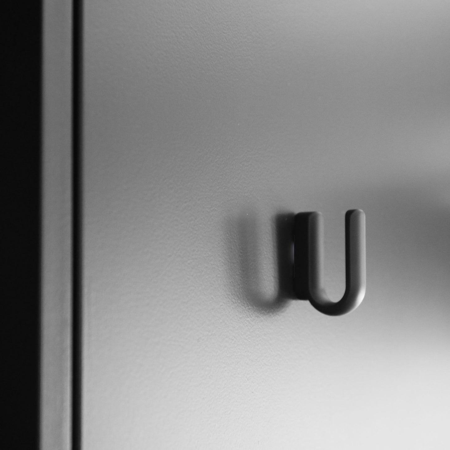 DIMM: U snagi · Svartur