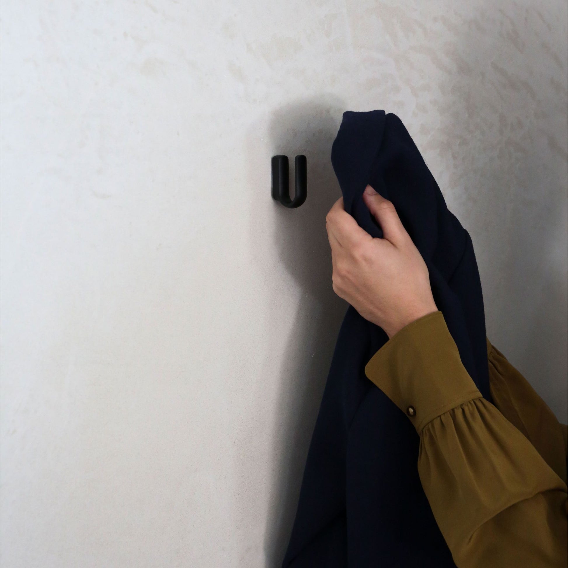 DIMM: U snagi · Svartur