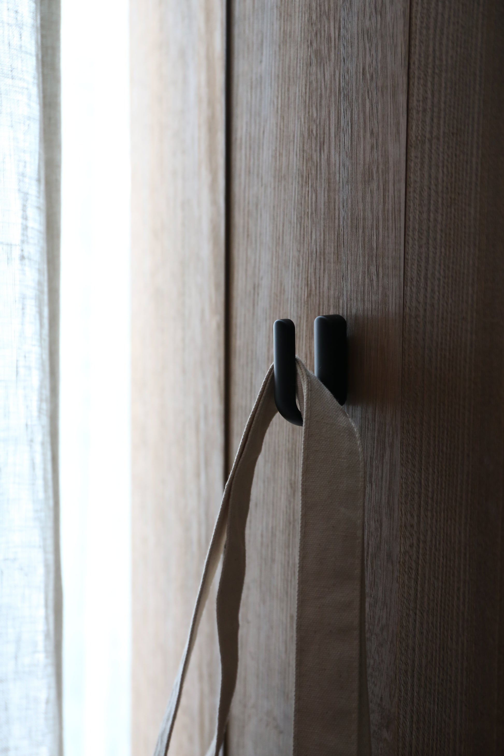 DIMM: U snagi · Svartur