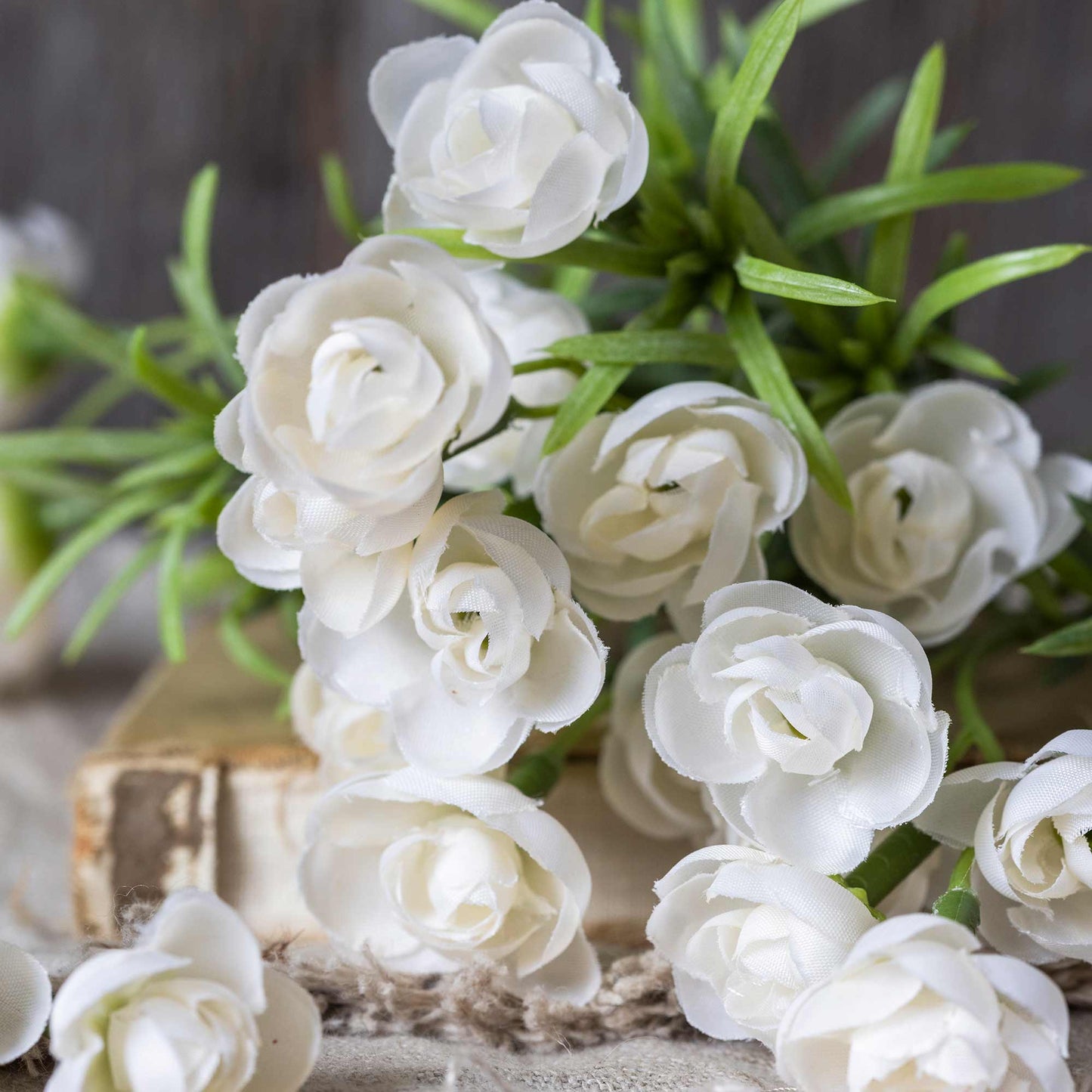 Gerviblóm · Hellebore Bunch · White