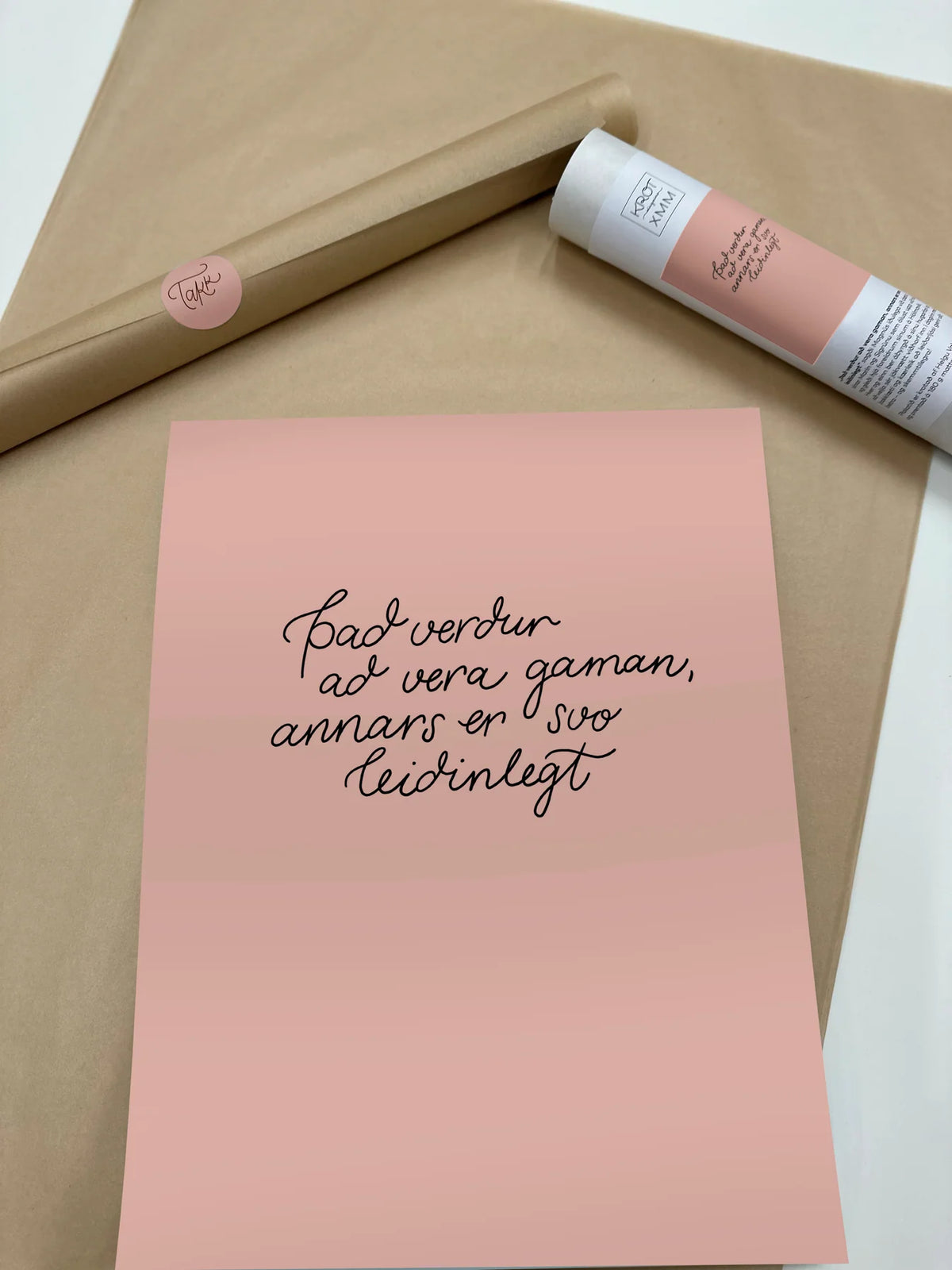 DIMM: Krot dagsins x MM veggspjald · Það verður að vera gaman · bleikt