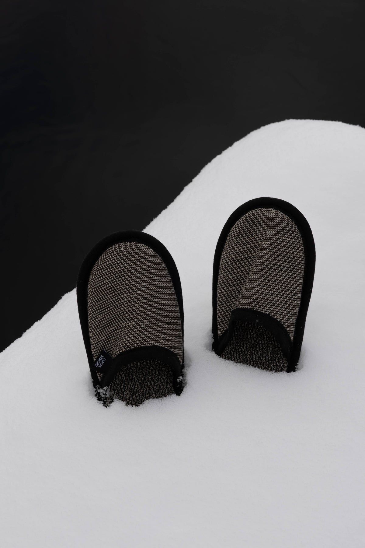 Onni Inniskór · Black/Linen