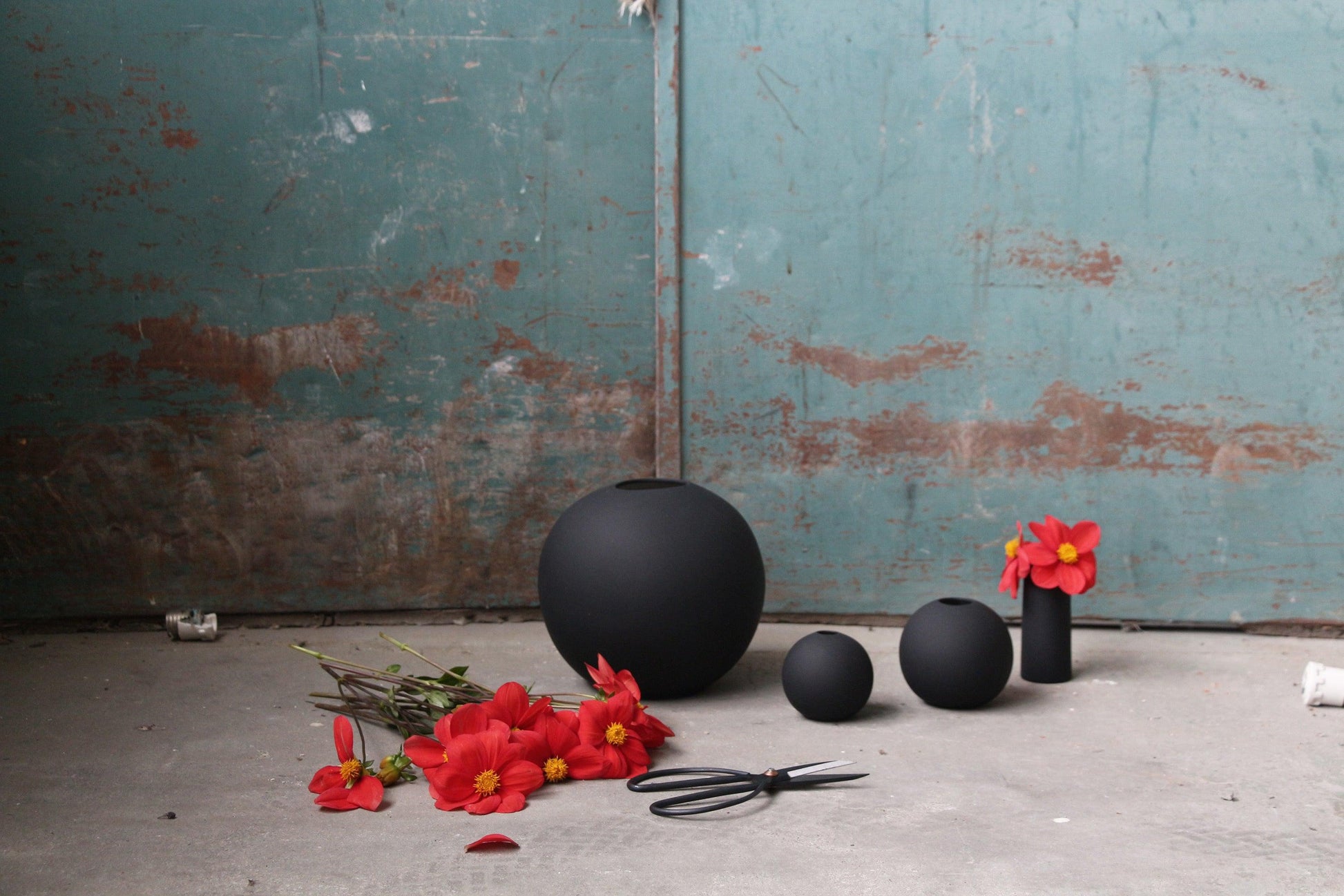 DIMM: Cooee Design Ball vase · black · margar stærðir